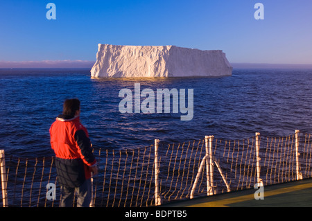 Passagiere, die Anzeigen von Eisberg in der Gerlache Strait, Antarktis. Stockfoto