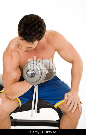 Kaukasischen Mann Workout mit Hanteln auf weißem Hintergrund Stockfoto