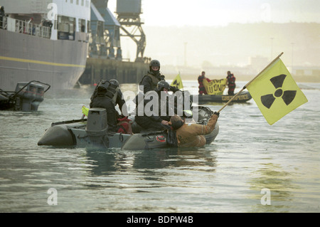 Cherbourg Frankreich verhaften Marines Greenpeace-Aktivisten protestieren gegen Transport nuklearer Abfälle für die Wiederaufbereitung von Japan Stockfoto