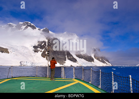 Passagiere auf Antarctic Dream in Lemaire-Kanal, Antarktis. Stockfoto