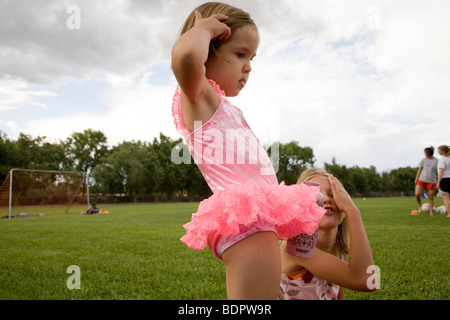 Junges Mädchen in rosa Ballerina Tutu Stand in der Nähe Fußballplatz Stockfoto