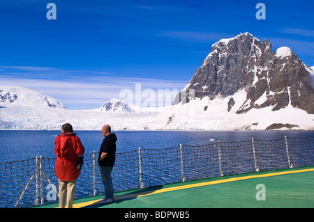 Passagiere auf Antarctic Dream in Lemaire-Kanal, Antarktis. Stockfoto