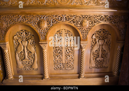 Kunstvolle Holzschnitzereien in Kirche der Jungfrau Maria Lagouvarda Jungfrau Maria von den Schlangen in Markopoulo auf der griechischen Insel Kefalonia Stockfoto