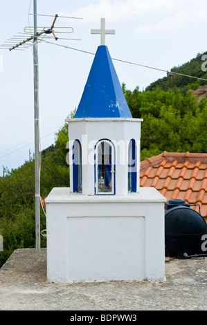 Am Straßenrand Schrein neben Dorfhaus am Markopoulo auf griechischen Insel von Kefalonia Griechenland GR Stockfoto