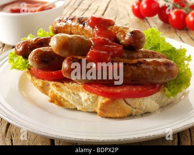 Traditionelle Chipolatta Würstchen aus Schweinefleisch mit Tomaten-Ketchup-sandwich Stockfoto