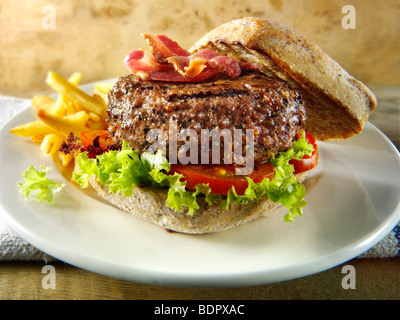 Rindfleisch-Burger mit Pommes frites gespickt Stockfoto