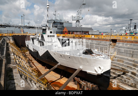 Die HMS Monitor M33 im Trockendock in Portsmouth Historic Dockyard, Hampshire, UK. Stockfoto