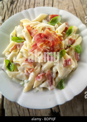 Penne-Nudeln mit Sauce unverschmutzten Stockfoto