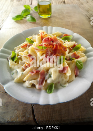 Penne-Nudeln mit Sauce unverschmutzten Stockfoto