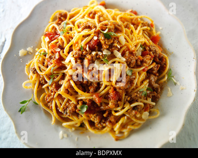 Frisch gekocht vergoldete Spaghetti Bolognese und ragout Soße auf einem Tisch, Anregung dienen Stockfoto