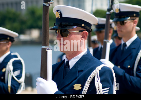 Der US Coast Guard Silent Bohrer Team, Bestandteil der Ehrengarde, erklingt in der Jefferson Memorial in Washington, DC. Stockfoto