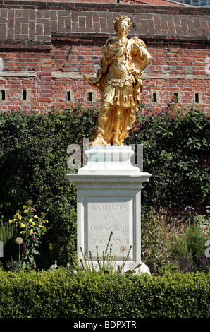 Die Statue von William III in des Portier Lodge Garden, Portsmouth Historic Dockyard, Hampshire, UK. Stockfoto