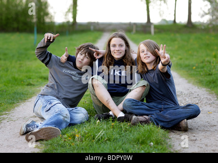 Jungen geben Sieg Zeichen. Stockfoto