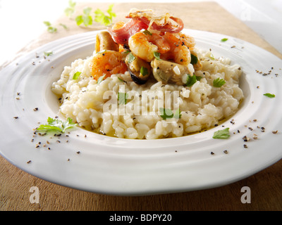 Klassische Risotto mit Garnelen, Muscheln und Speck Stockfoto