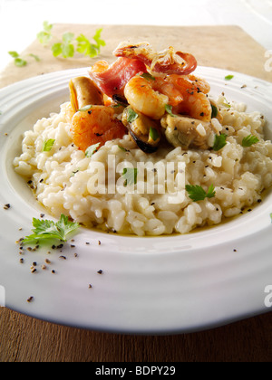 Klassische Risotto mit Garnelen, Muscheln und Speck Stockfoto