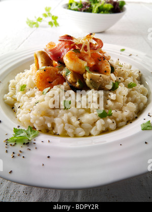 Klassische Risotto mit Garnelen, Muscheln und Speck Stockfoto