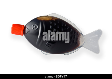 Die Soja-Soße in einer fischförmigen Verpackung verpackt. De Soja Présentée Dans un Emballage En Forme de Poisson-Sauce. Stockfoto