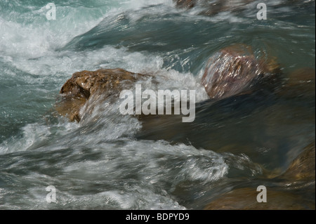 Beugen Sie Fluss fließt über Felsen am Lake Louise mit einer langen Verschlusszeit aufgenommen. Stockfoto