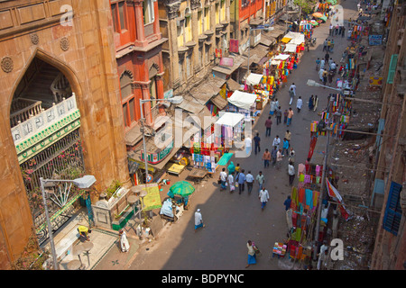 Straße und Eingang zur Nakhoda Moschee in Kalkutta Indien Stockfoto