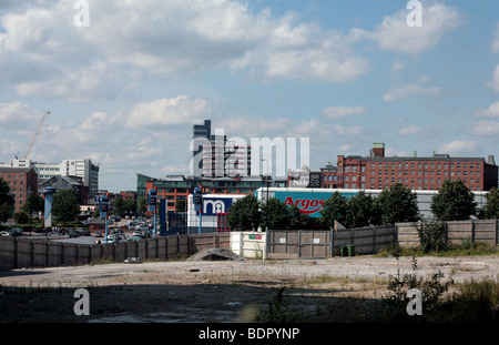 Leere Seite warten auf Entwicklung, große Ancoats Street GUS-Gebäude und königliche Mühlen im Hintergrund Manchester England Stockfoto