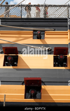 Einen geraden Blick auf den Hafen Seite Geschützrohre von Lord Nelsons Flaggschiff, der HMS Victory in Portsmouth Historic Dockyard, UK. Stockfoto