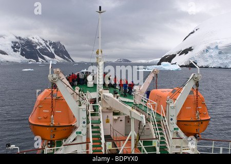 Passagiere auf Antarctic Dream in Lemaire-Kanal, Antarktis. Stockfoto