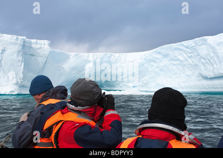 Passagiere, die Eisberge in der Nähe der Antarktis Pleneau Island zu erkunden. Stockfoto