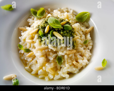 Klassische Risotto mit Pesto und Pinienkernen Stockfoto