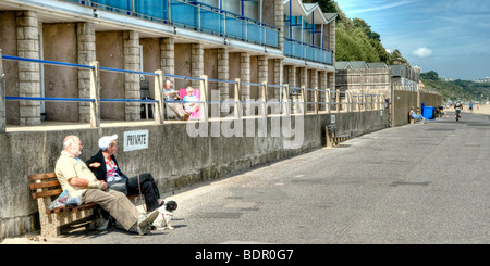 Alte Menschen sitzen am Meer Stockfoto