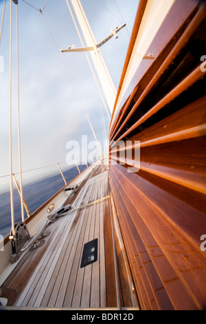 Die lackierten hölzernen Latten auf einem Yachten Öffnungen in der Mitte der Nord-Atlantik Stockfoto