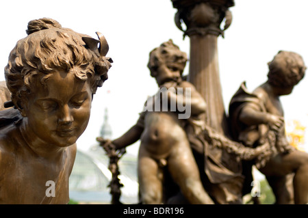 Statuen auf der Pont Alexandre III Stockfoto