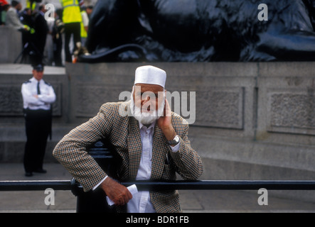 Pakistani-English Mann, politischer Protest, Demonstrant, Protestmarsch, PPP-politische Kundgebung, politische Kundgebung, Trafalgar Square, London, England Stockfoto