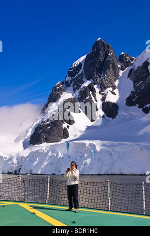 Passagiere auf Antarctic Dream in Lemaire-Kanal, Antarktis. Stockfoto