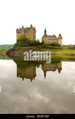 Burg und Reflexion auf See Stockfoto