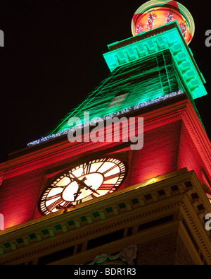 Daniels & Fisher Clock Tower beleuchtet für die Weihnachtszeit. Befindet sich in Denver, Colorado auf der 16th Street Mall. Stockfoto