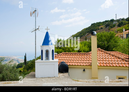 Am Straßenrand Schrein neben Dorfhaus am Markopoulo auf griechischen Insel von Kefalonia Griechenland GR Stockfoto