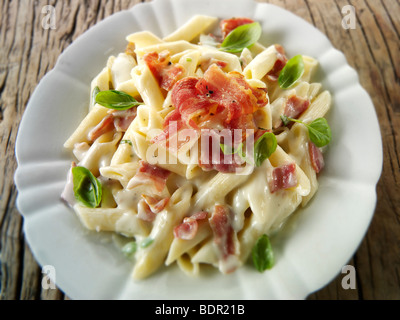 Penne-Nudeln mit Sauce unverschmutzten Stockfoto