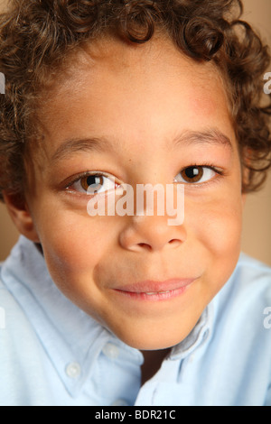 Kleiner Junge lächelnd Stockfoto