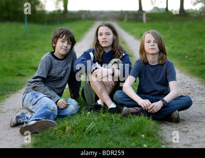 Jungen geben Sieg Zeichen. Stockfoto