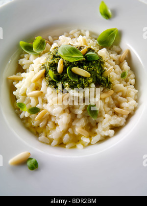 Klassische Risotto mit Pesto und Pinienkernen Stockfoto