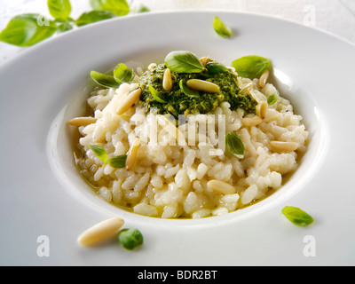 Klassische Risotto mit Pesto und Pinienkernen Stockfoto