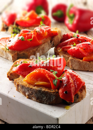 Gebratene Paprika auf geröstetem Schwarzbrot Sandwiches - Bruschetta. Stockfoto