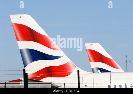 British Airways Airbus A319 Heckflossen, Terminal 5, London Heathrow Airport, mit Sicherheitszaun im Vordergrund. Stockfoto