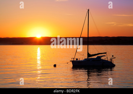 Sunrise und Segelboot. Monterey Bay, Caliifornia Stockfoto