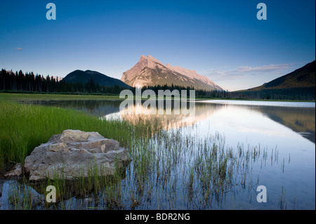 Sonnenuntergang über Mount Rundle und Vermilion Seen in Banff, Banff Nationalpark, Alberta, Kanada Stockfoto