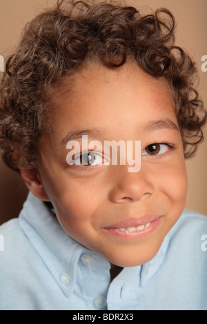 Kleiner Junge lächelnd Stockfoto