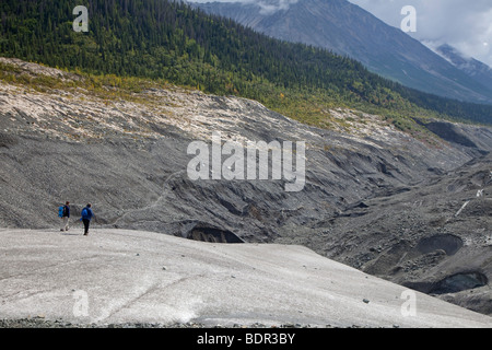 Kennicott, Alaska - ein Leitfaden und ein Client Wandern auf den Root-Gletscher im Wrangell-St.-Elias-Nationalpark. Stockfoto