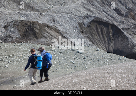 Ein Leitfaden hilft ein Wanderer einen steilen Abschnitt auf dem Root-Gletscher im Wrangell-St.-Elias-Nationalpark Abstieg. Stockfoto