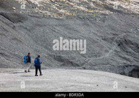 Kennicott, Alaska - ein Leitfaden und ein Client Wandern auf den Root-Gletscher im Wrangell-St.-Elias-Nationalpark. Stockfoto