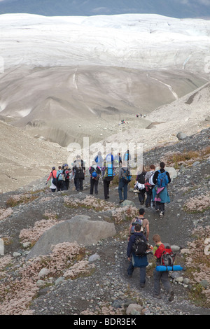 Menschen wandern in Richtung Wurzel Gletscher im Wrangell-St.-Elias-Nationalpark Stockfoto